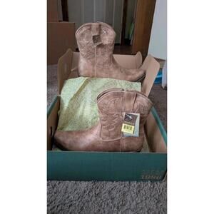 New in box women's 7.5 roper boots